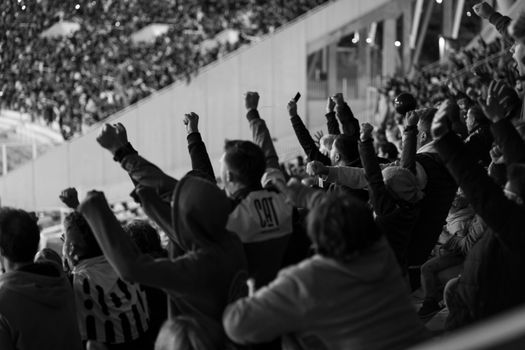 Kuvituskuva uutiseen: Konsta Helenius ja Aleksander Barkov tapasivat faneja Tampereella kultajuhlien jälkeen (leijonat, …
