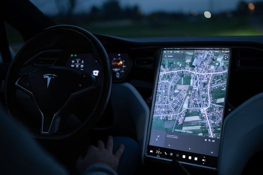 Kuvituskuva uutiseen: Traficom selvittää Teslan FSD-avustimen hyväksymistä Suomessa (traficom, tesla)