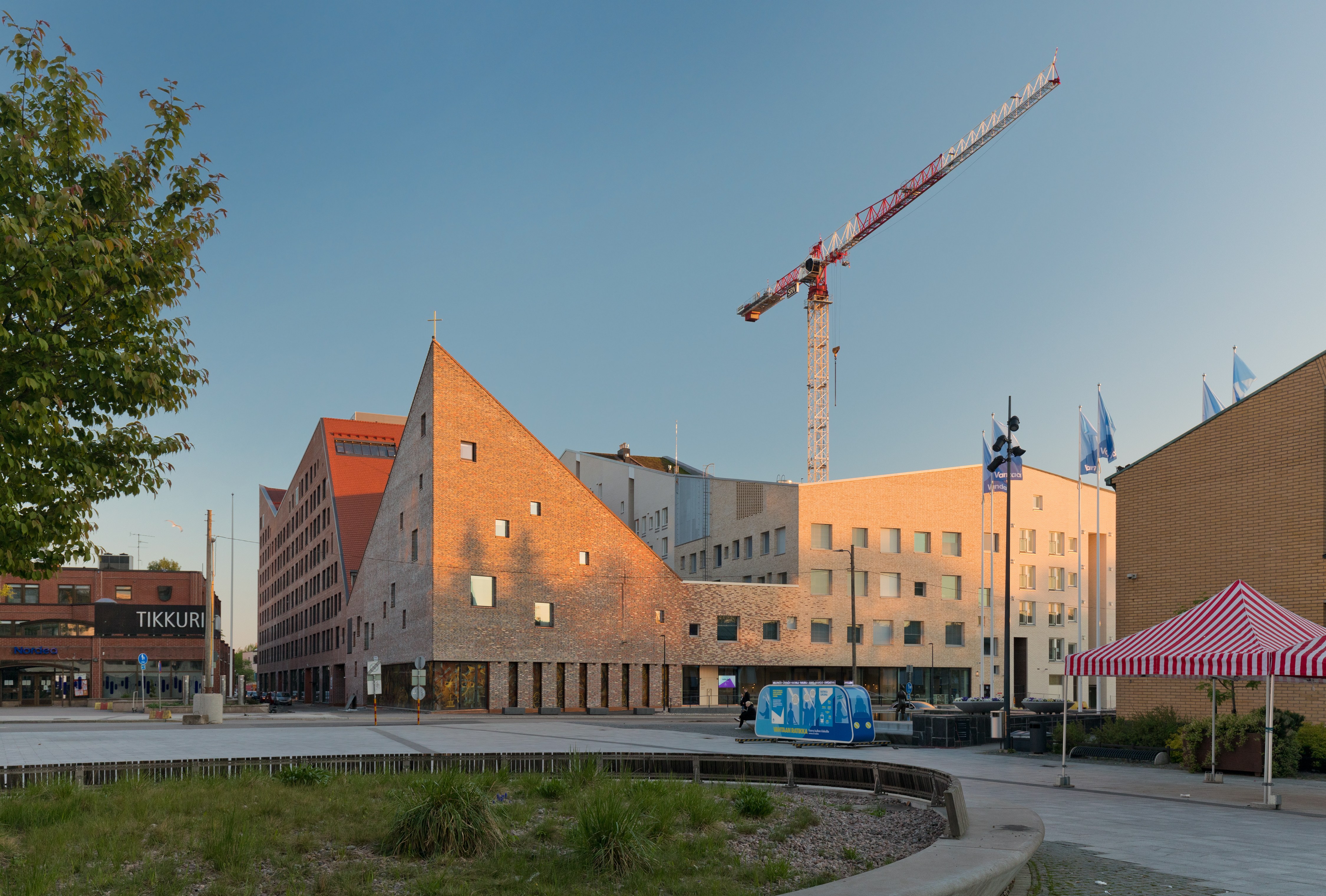 Arkistokuva: Tikkurilantoria, tiilirakennuksia ja nostokurki Vantaalla toukokuussa 2021.