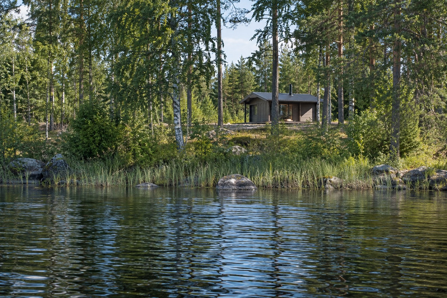 AI-generoitu kuva: Pieni yksikerroksinen puupintainen sauna seisoo metsäisellä rannalla, ja sen edessä on luonnontilaista kasvillisuutta ja vettä.