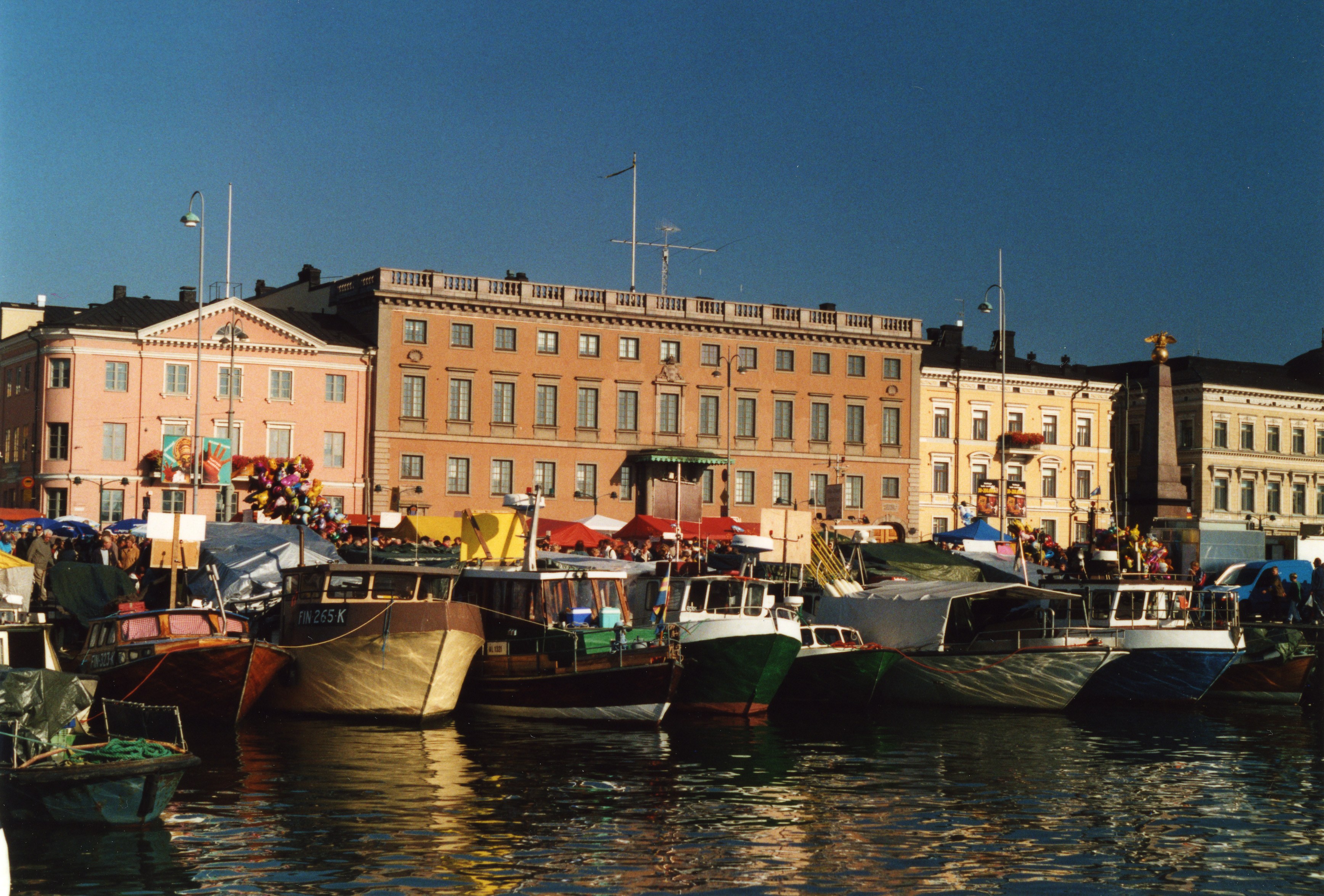 Arkistokuva: Veneitä Helsingin silakkamarkkinoilla Kauppatorin edustalla lokakuussa 2001.