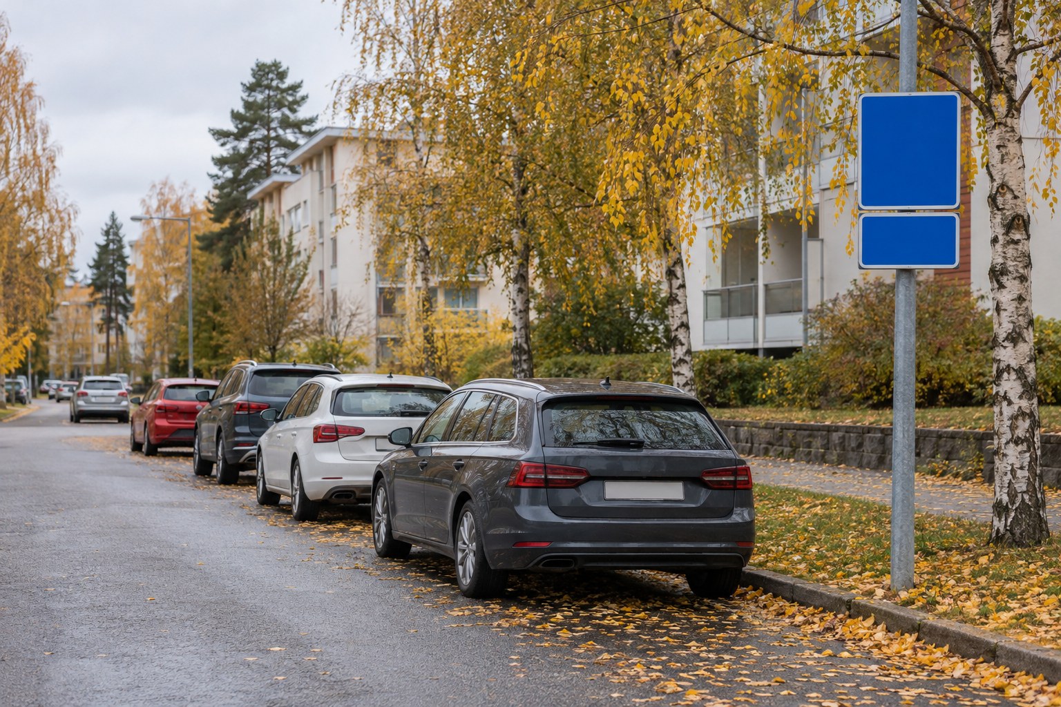 AI-generoitu kuva: Useita autoja pysäköitynä kadunvarteen syksyisellä asuinalueen kadulla, jossa on keltaisia lehtiä ja liikennemerkkipylväs.