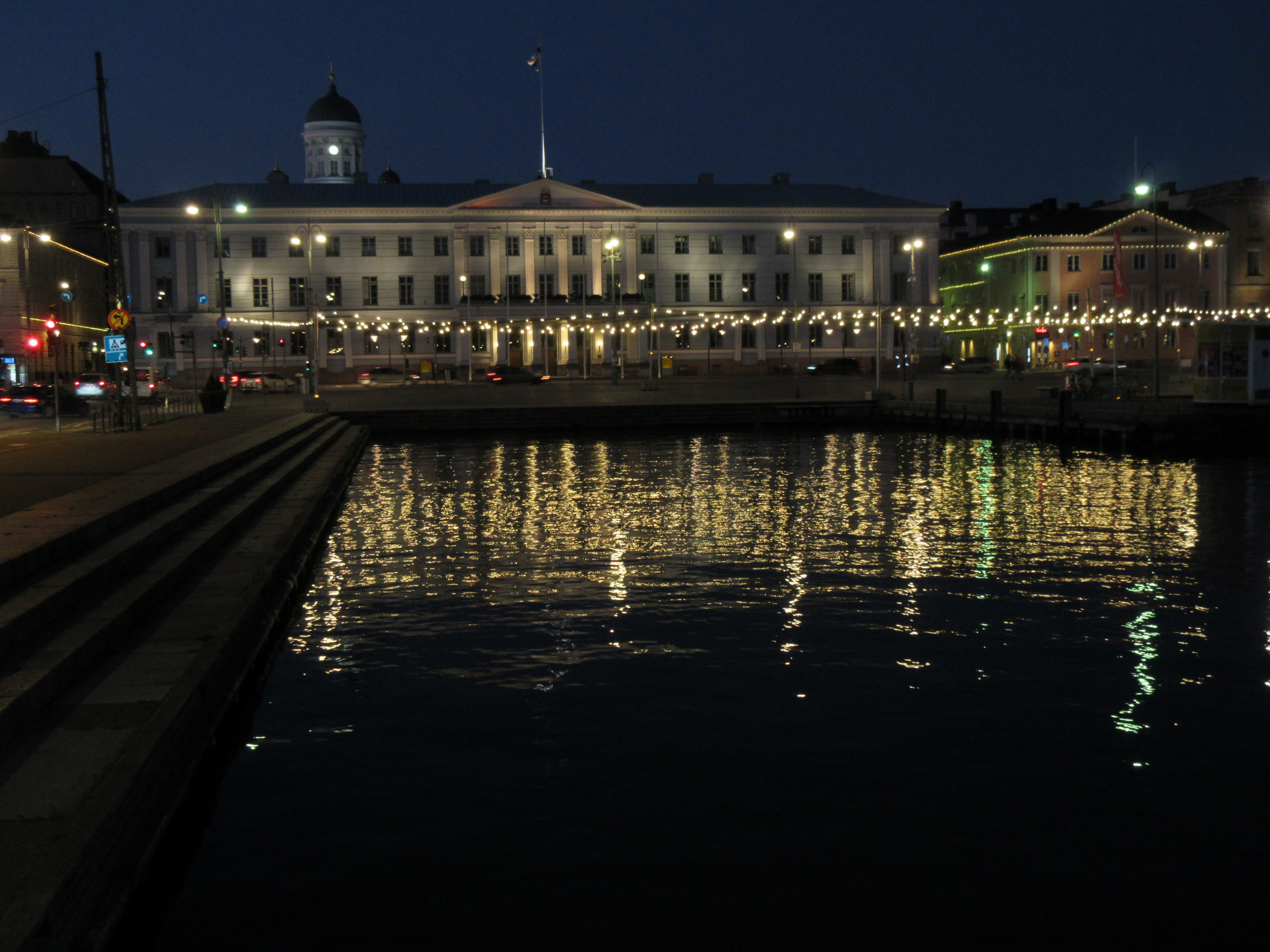 Arkistokuva: Helsingin kaupungintalo iltavalaistuksessa sataman suunnasta vuonna 2018.