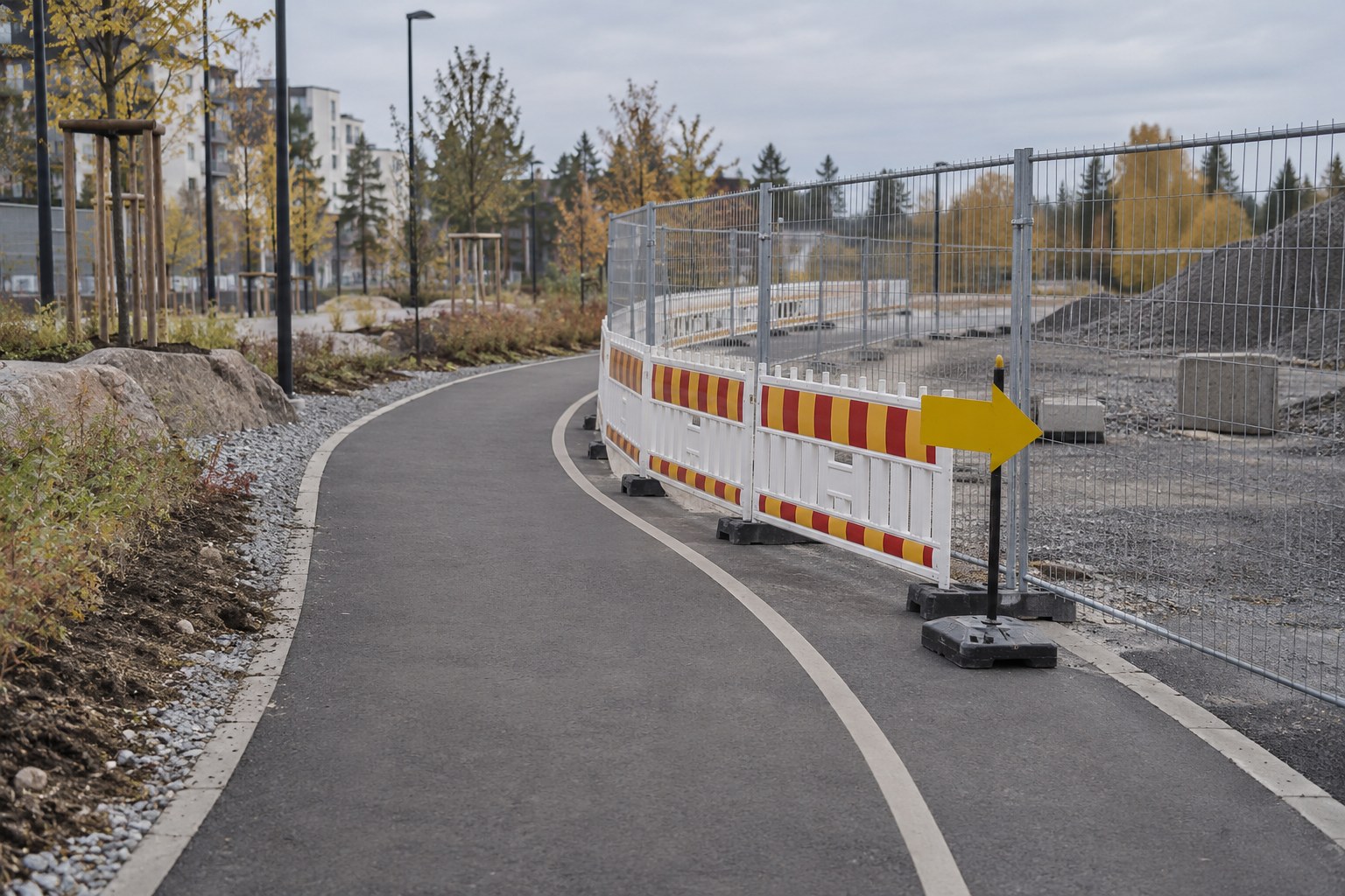 AI-generoitu kuva: Päällystetty polku kaareutuu vasemmalle, ja sen vieressä on punakeltaiset rakennusesteet sekä keltainen nuolikyltti.