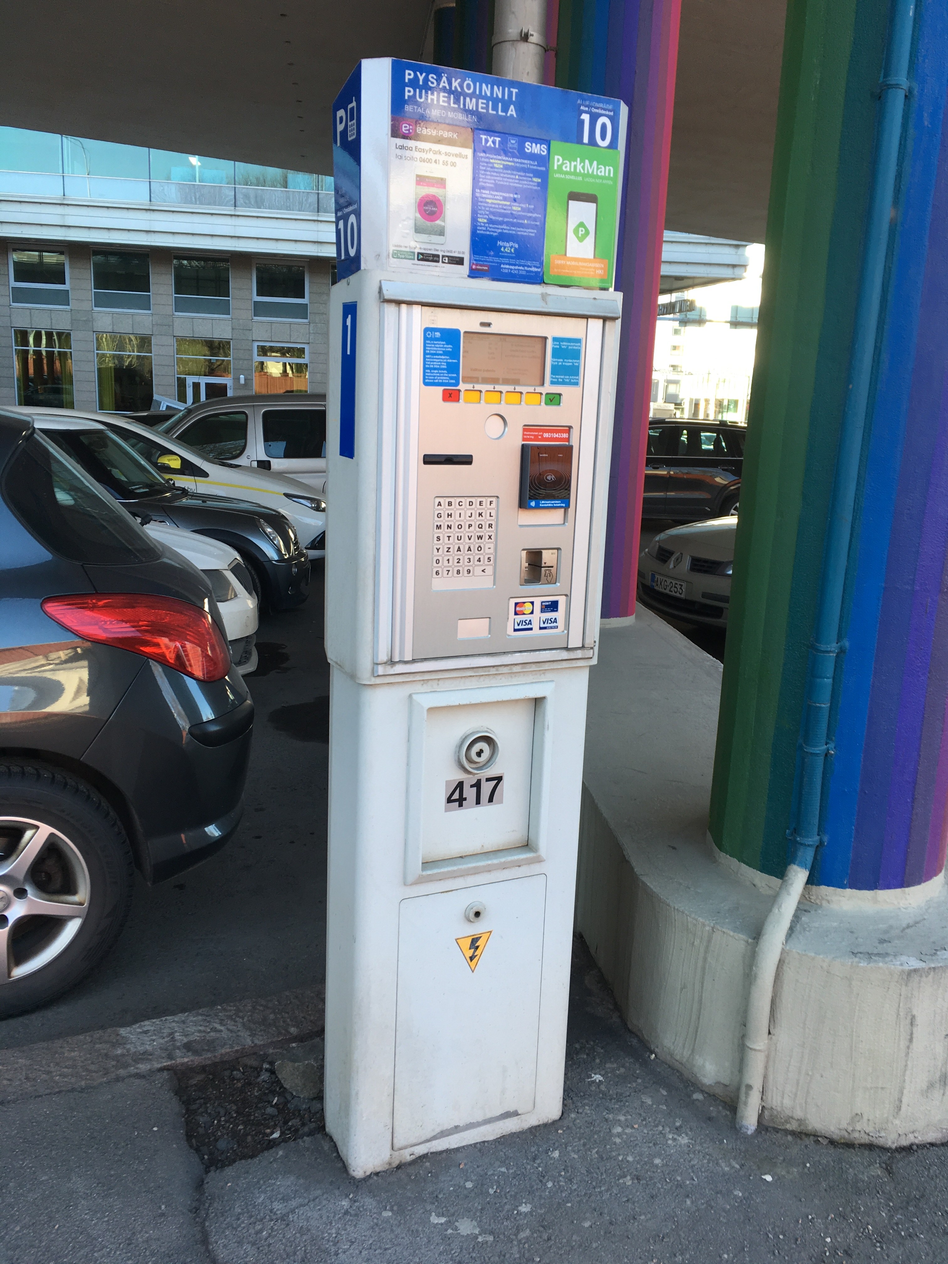 Arkistokuva: Pysäköintimaksuautomaatti kadun varrella Helsingissä huhtikuussa 2018.
