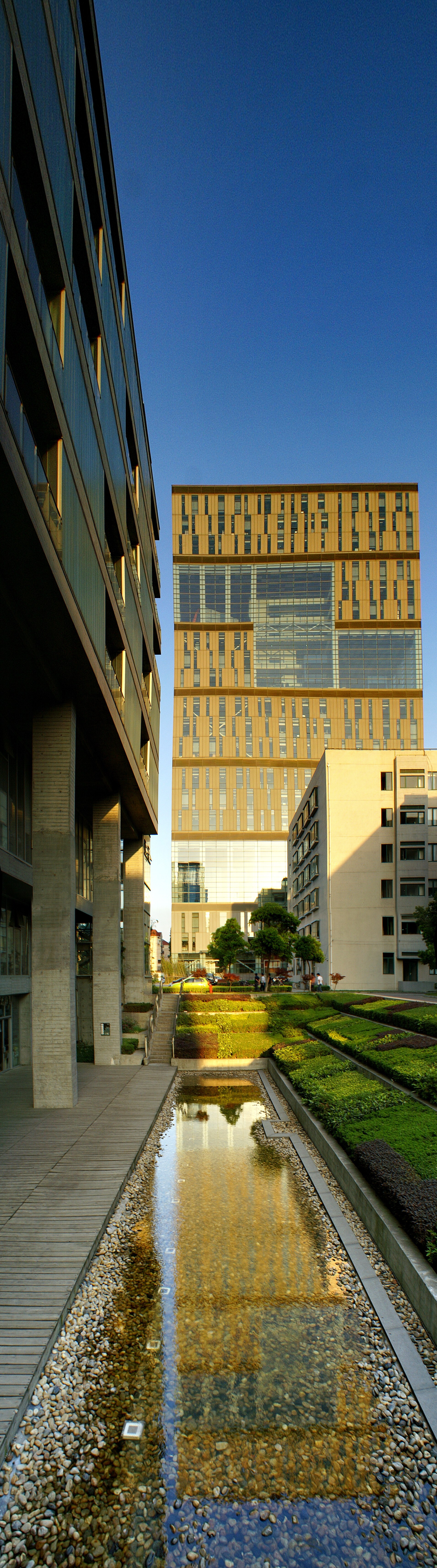 Arkistokuva: Tongjin yliopiston rakennus ja sen heijastus vesialtaassa Shanghaissa vuonna 2009.