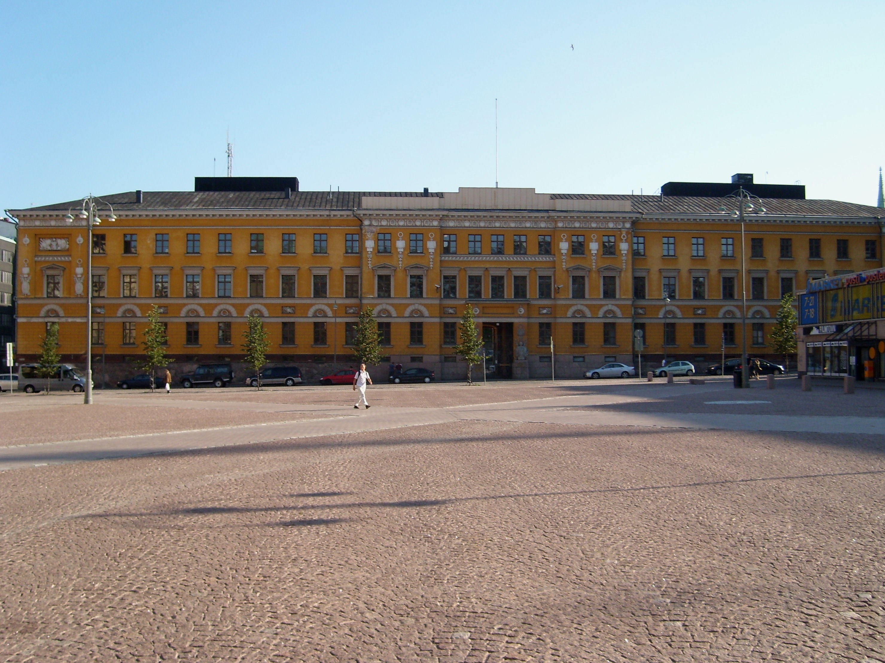 Arkistokuva: Puolustusministeriön keltainen päärakennus Kasarmitorin laidalla Helsingissä vuonna 2007.