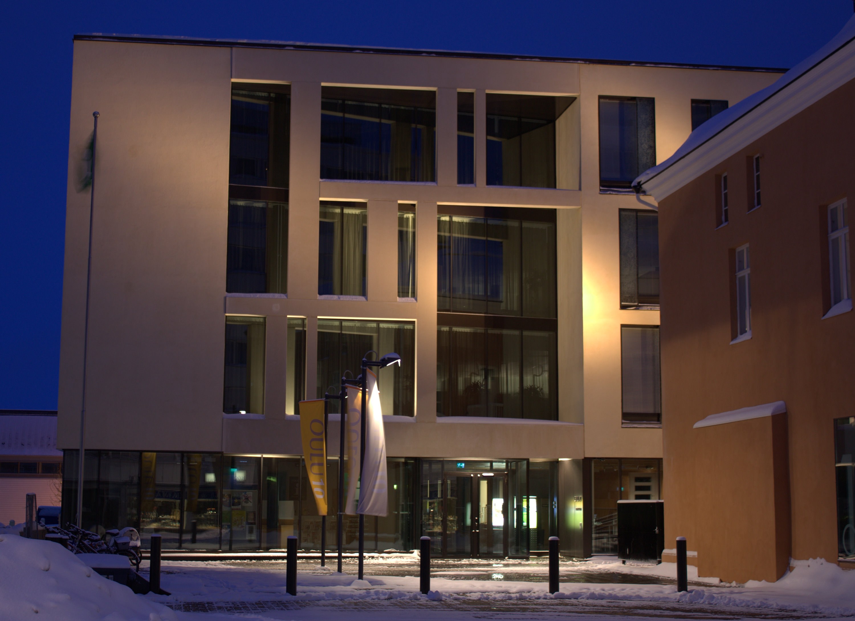 Arkistokuva: Oulu10:n toimistorakennus Torikadulla iltavalaistuksessa vuonna 2010.