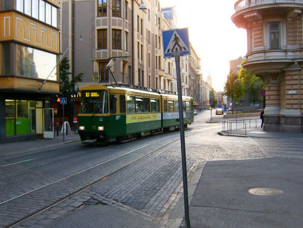 Arkistokuva: Raitiovaunu 10 Helsingin Yrjönkadulla vuonna 2008.