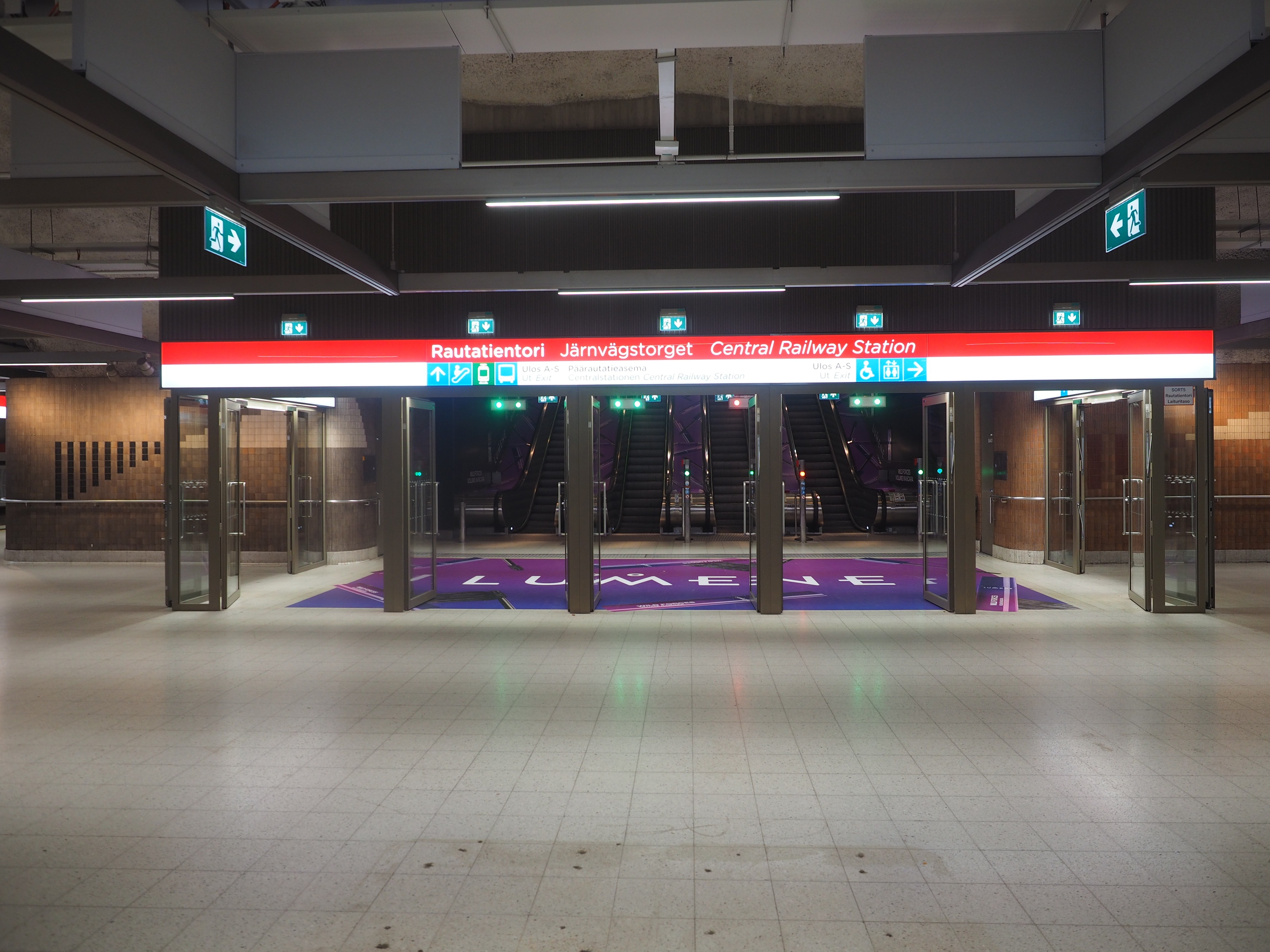 Arkistokuva: Rautatientorin metroaseman laiturialueen poistumisovet syyskuussa 2025.