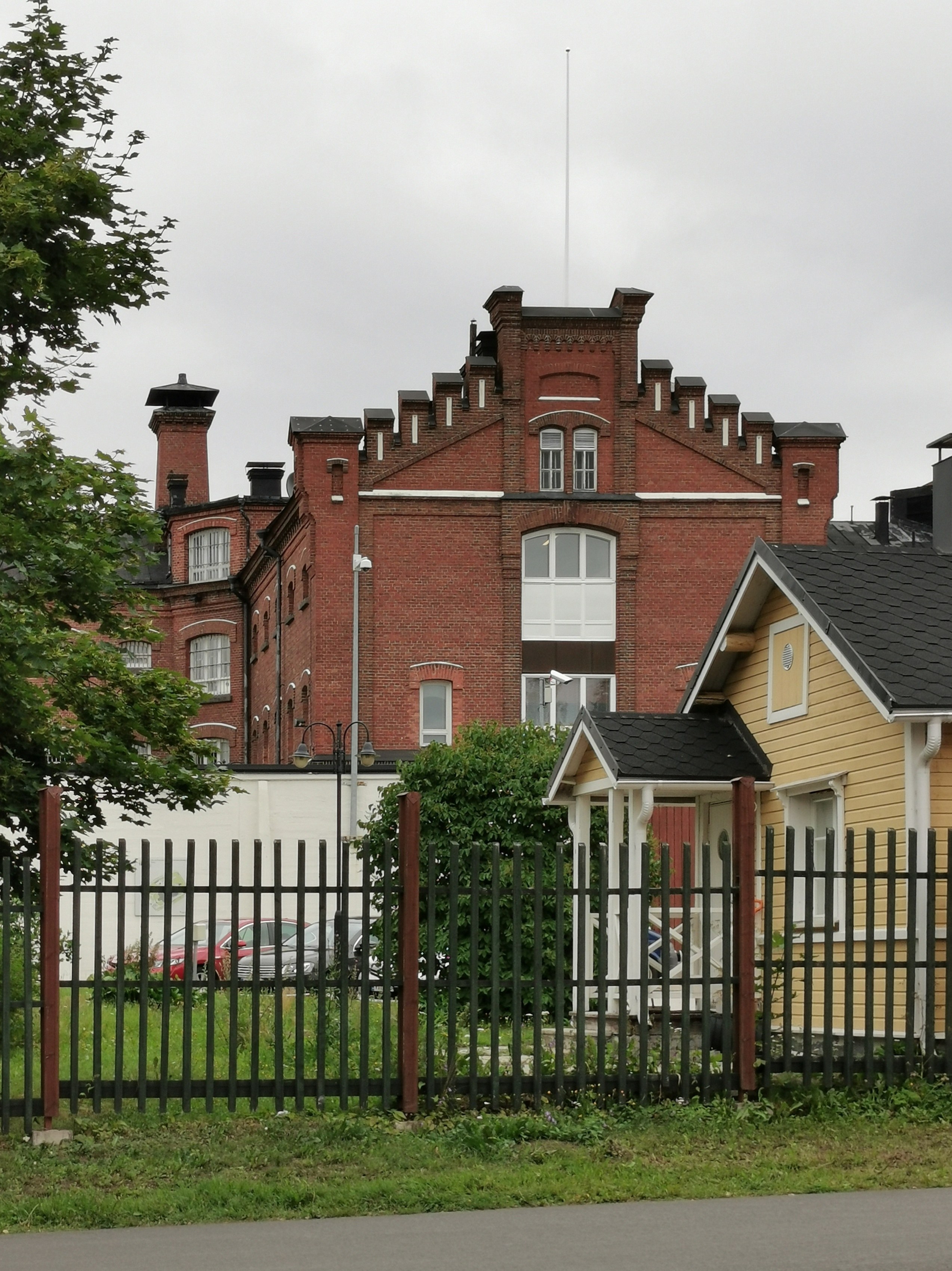 Arkistokuva: Oulun vankilan rakennuksia heinäkuussa 2022.