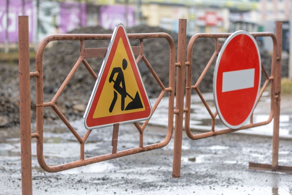Arkistokuva: Tietyöstä ja ajokiellosta kertovat liikennemerkit metallisissa työmaa-aidoissa.