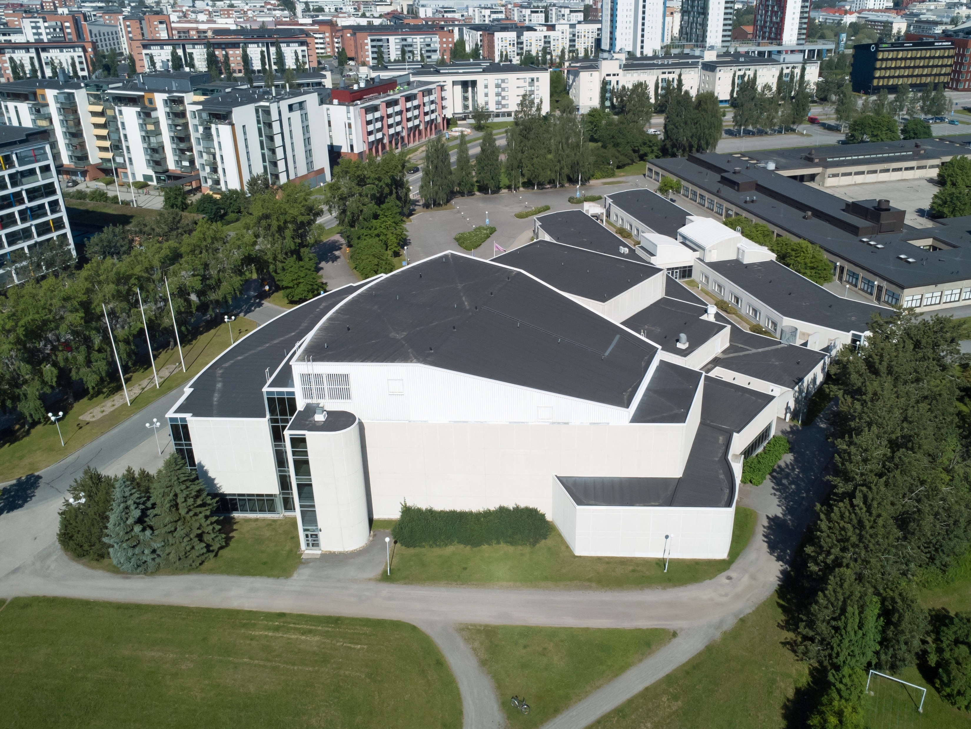 Arkistokuva: Oulun Musiikkikeskuksen rakennus ylhäältä kuvattuna heinäkuussa 2025.