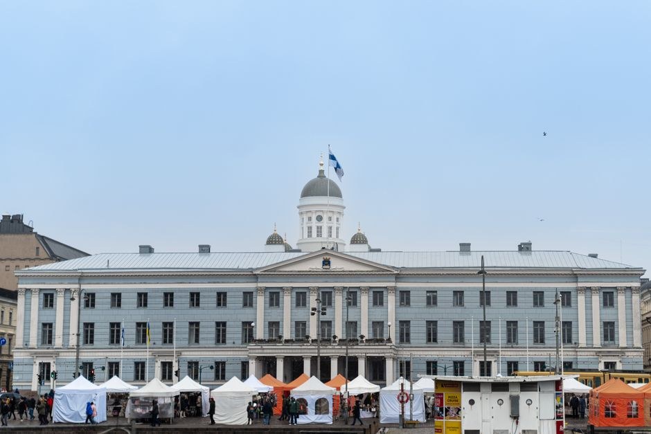 Arkistokuva: Helsingin kaupungintalon vaalea julkisivu ja sen edessä olevia torikojuja.