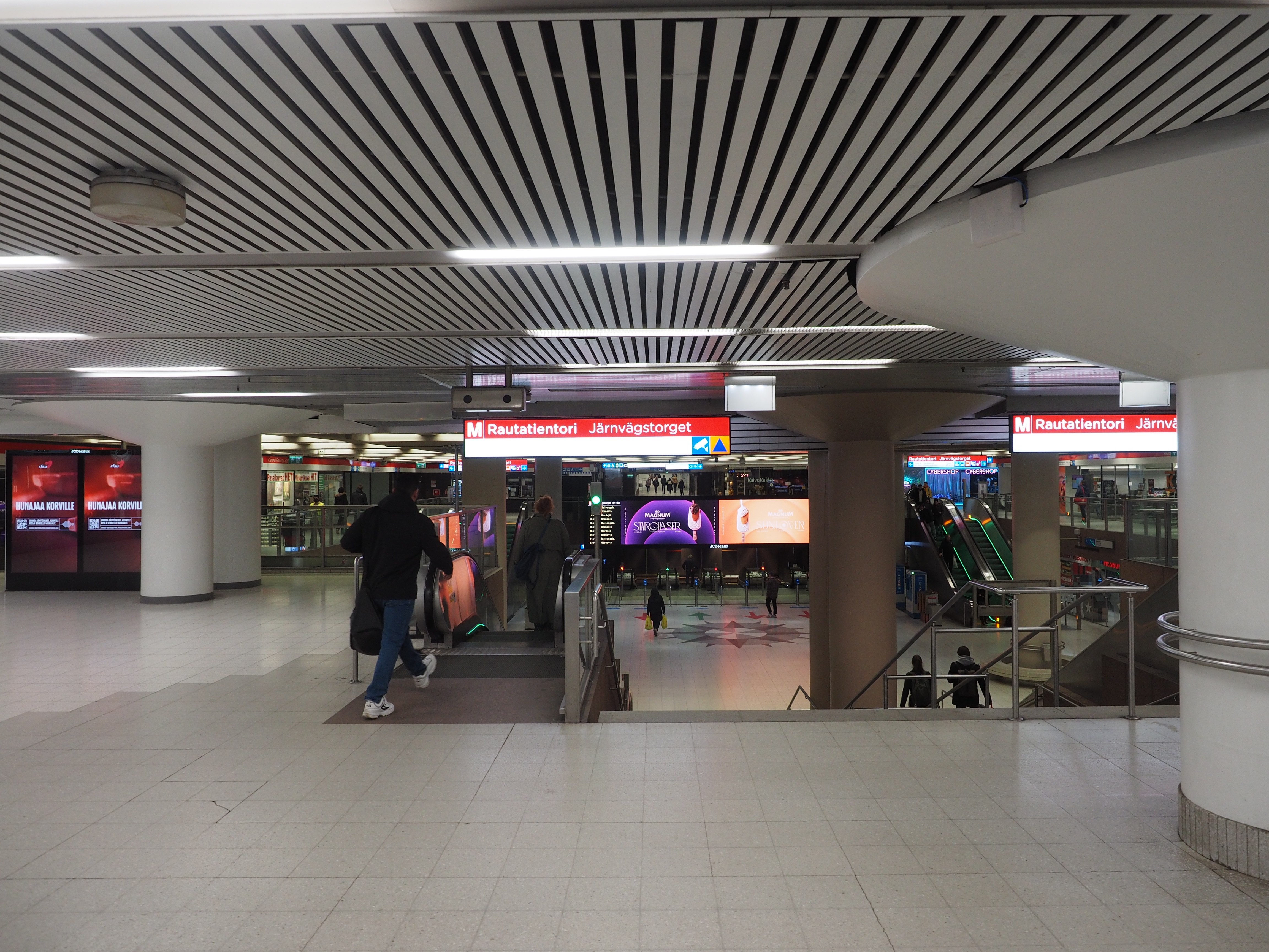 Arkistokuva: Rautatientorin metroaseman liukuportaita ja opasteita huhtikuussa 2023.