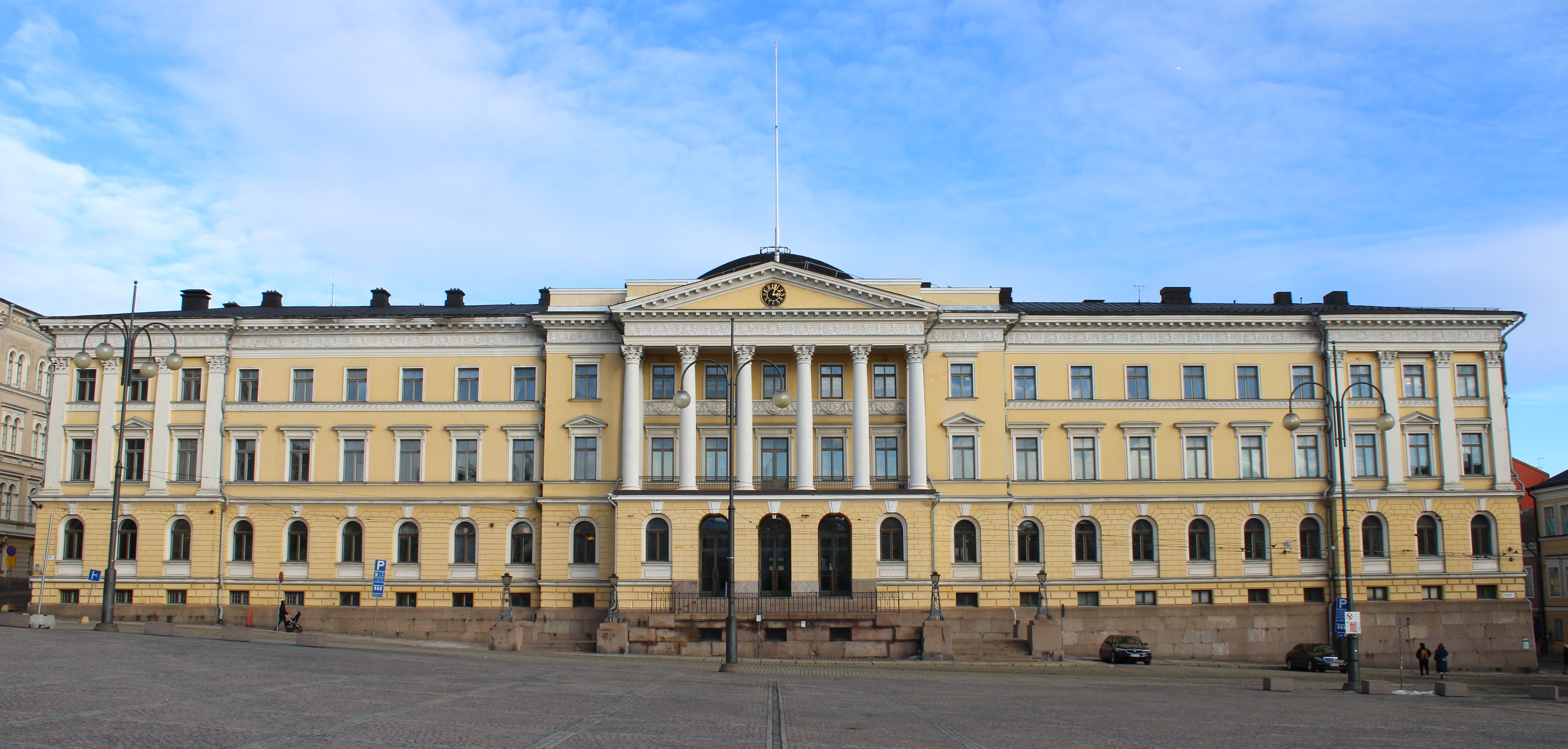 Arkistokuva: Valtioneuvoston linnan keltainen julkisivu Senaatintorilta nähtynä vuonna 2021.