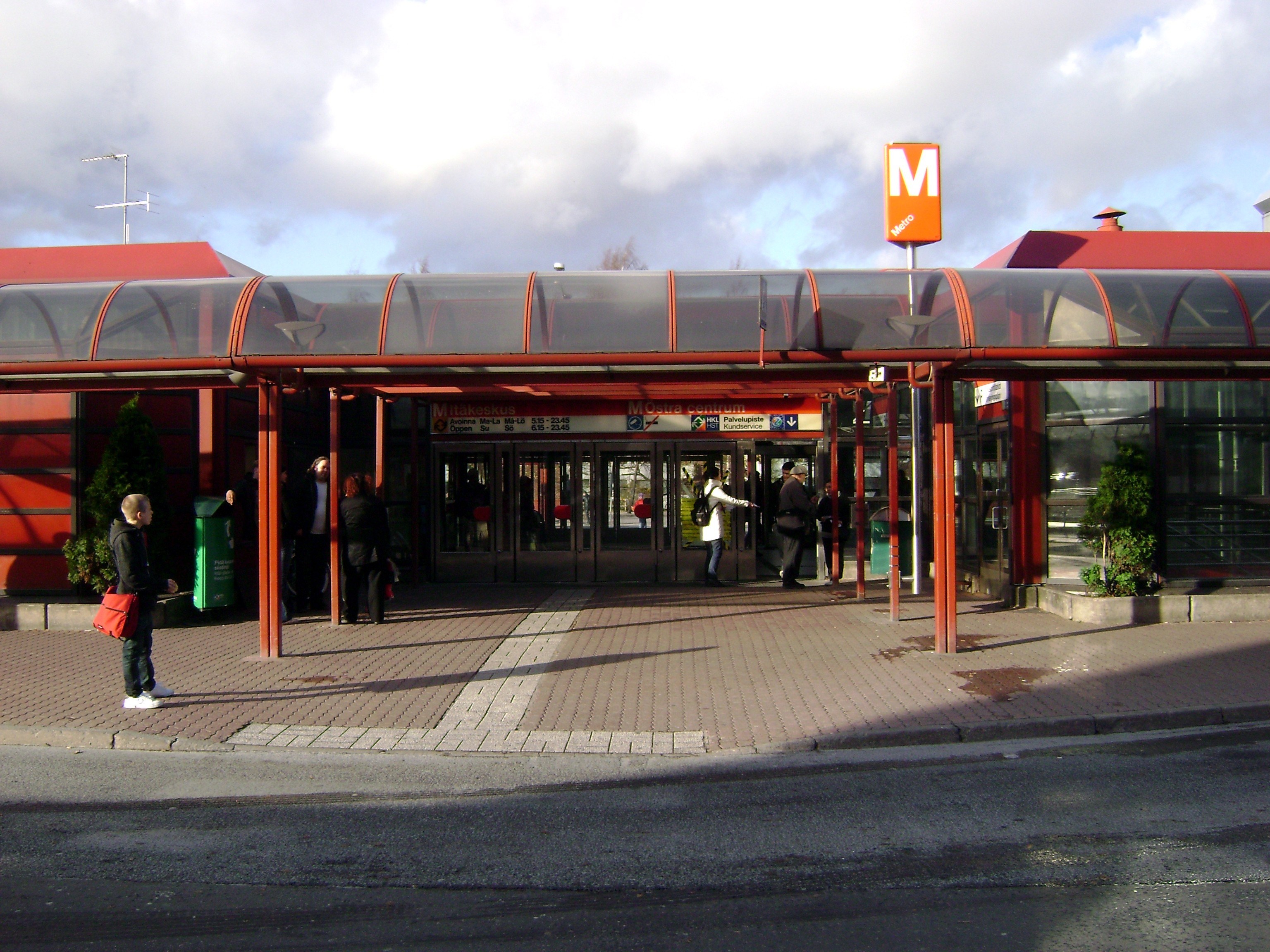 Arkistokuva: Itäkeskuksen metroaseman läntinen sisäänkäynti lokakuussa 2008.