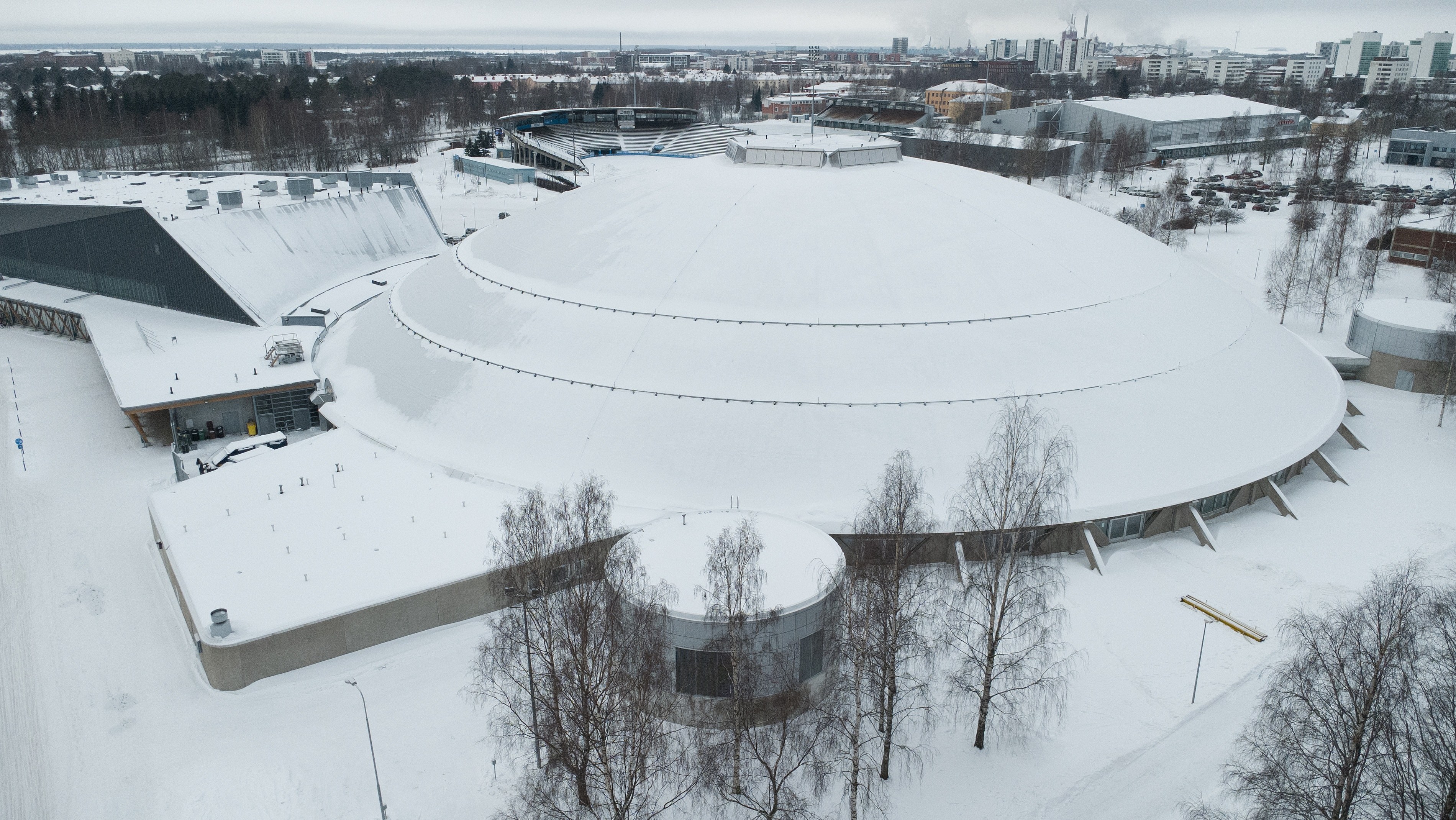Arkistokuva: Ouluhallin kupolirakennus ja sen luminen ympäristö helmikuussa 2025.