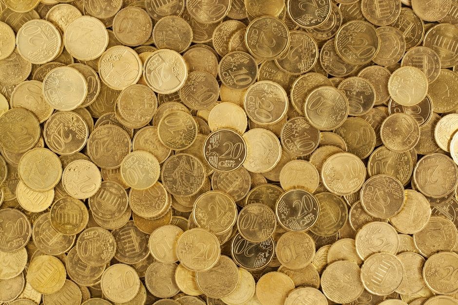 Arkistokuva: Lähikuva suuresta kasasta kultaisia eurosenttikolikoita, enimmäkseen 10 ja 20 sentin arvoisia, levitettynä koko kuva-alalle.