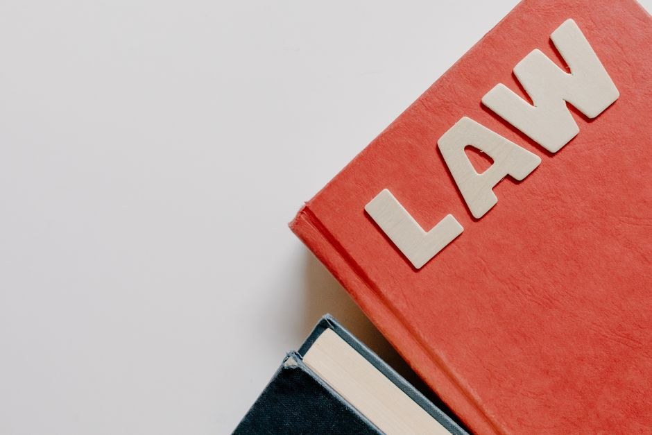 Arkistokuva: Punaisen kirjan kannessa lukee LAW, ja sen alta näkyy osa tummansinistä kirjaa.