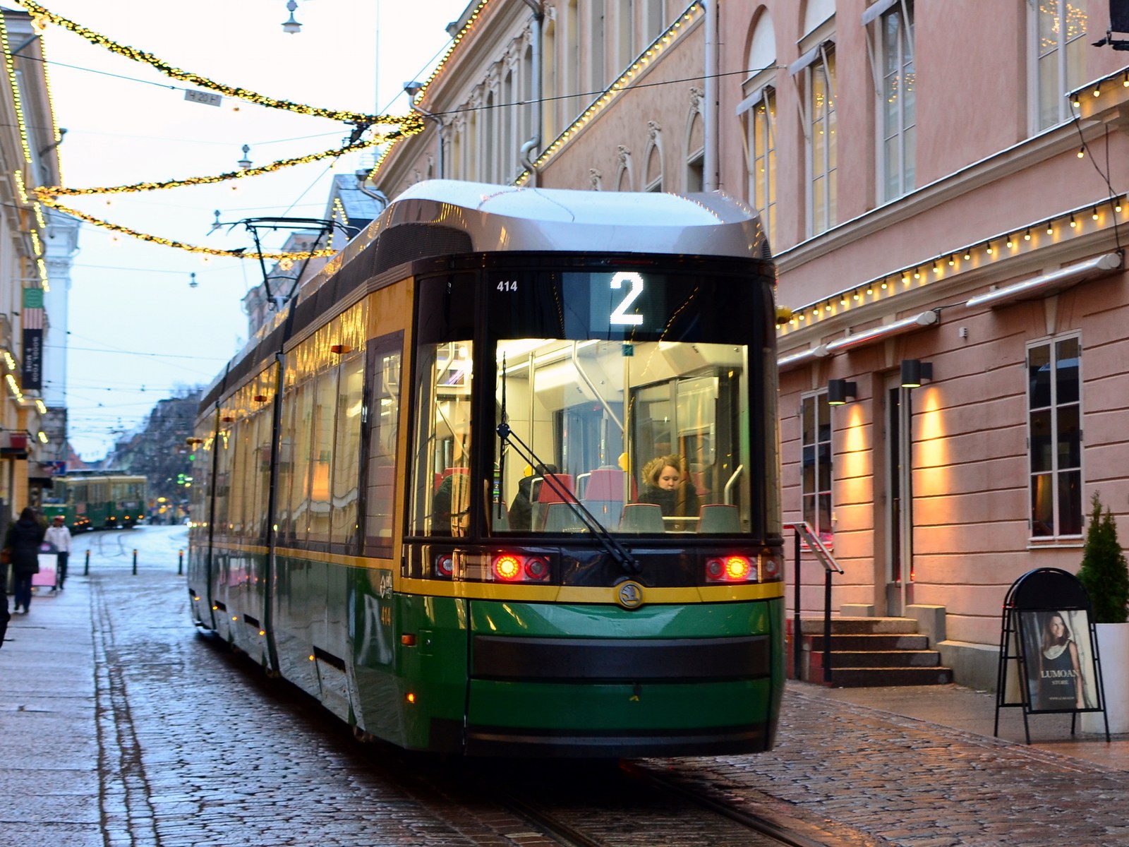 Arkistokuva: Vihreä-keltainen Artic-raitiovaunu Helsingin keskustassa tammikuussa 2017.