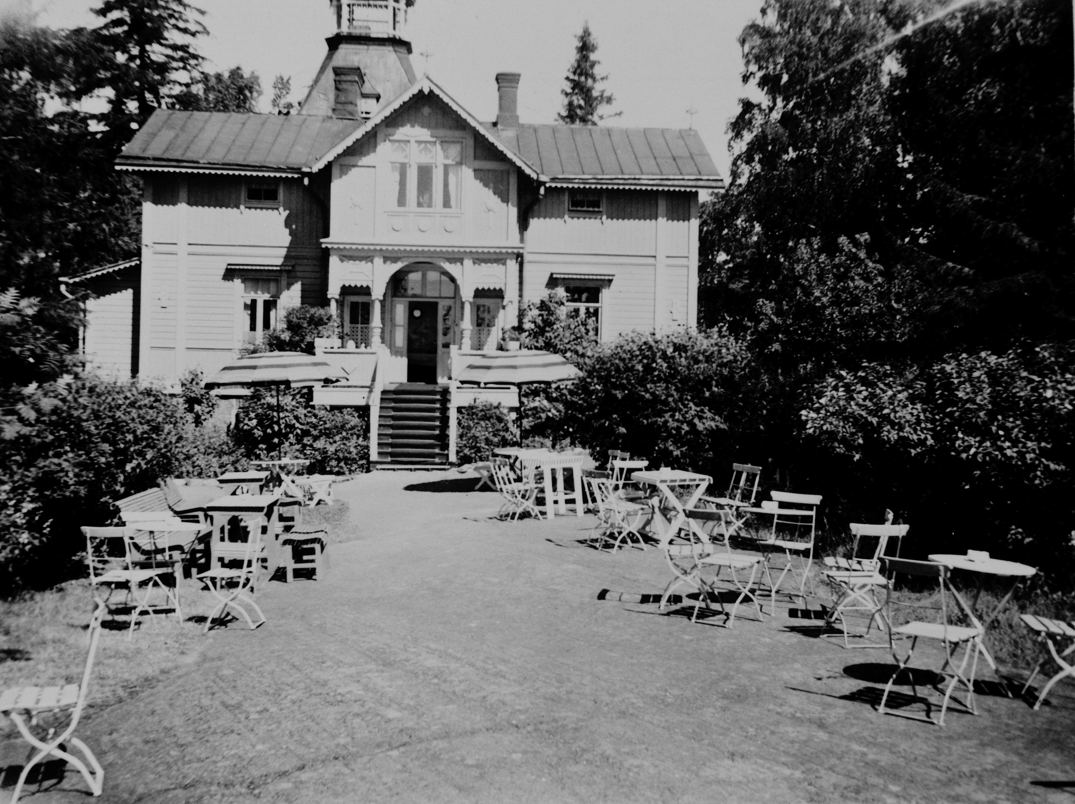 Arkistokuva: Pihlajasaaren ravintolan eteläsivu ja terassi vuonna 1937.