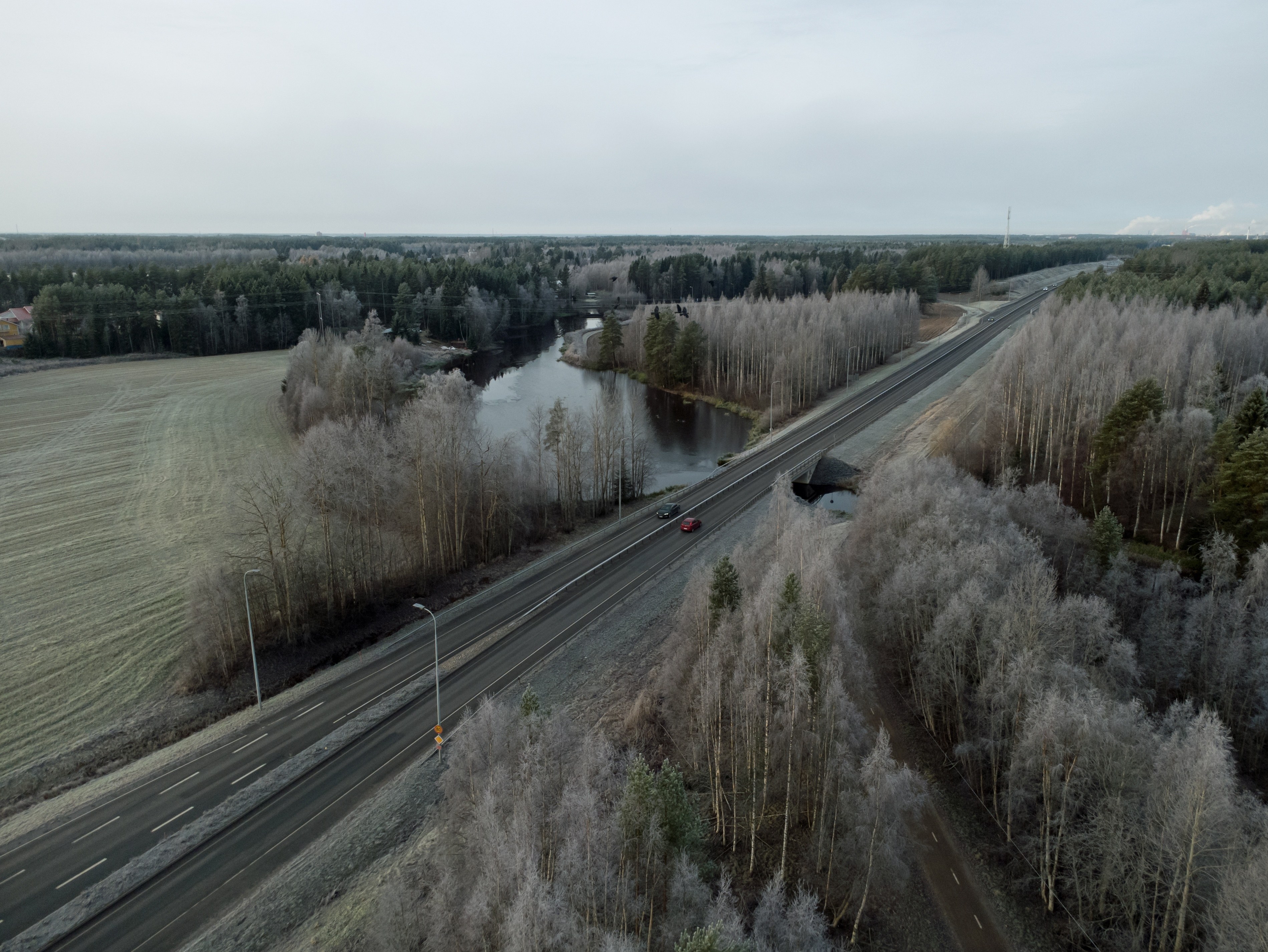 Arkistokuva: Kainuuntietä ja sen valaisinpylväitä Oulussa kuuran peittämän maiseman keskellä marraskuussa 2025.