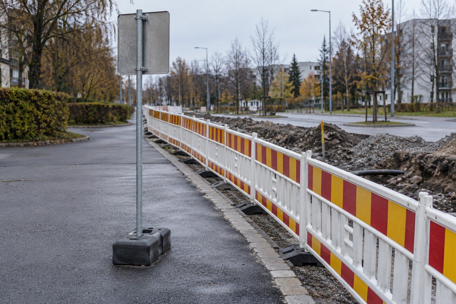 AI-generoitu kuva: Siirrettävällä jalustalla oleva bussipysäkkitolppa seisoo asfaltoidun odotusalueen vieressä tietyömaan aidan takana.