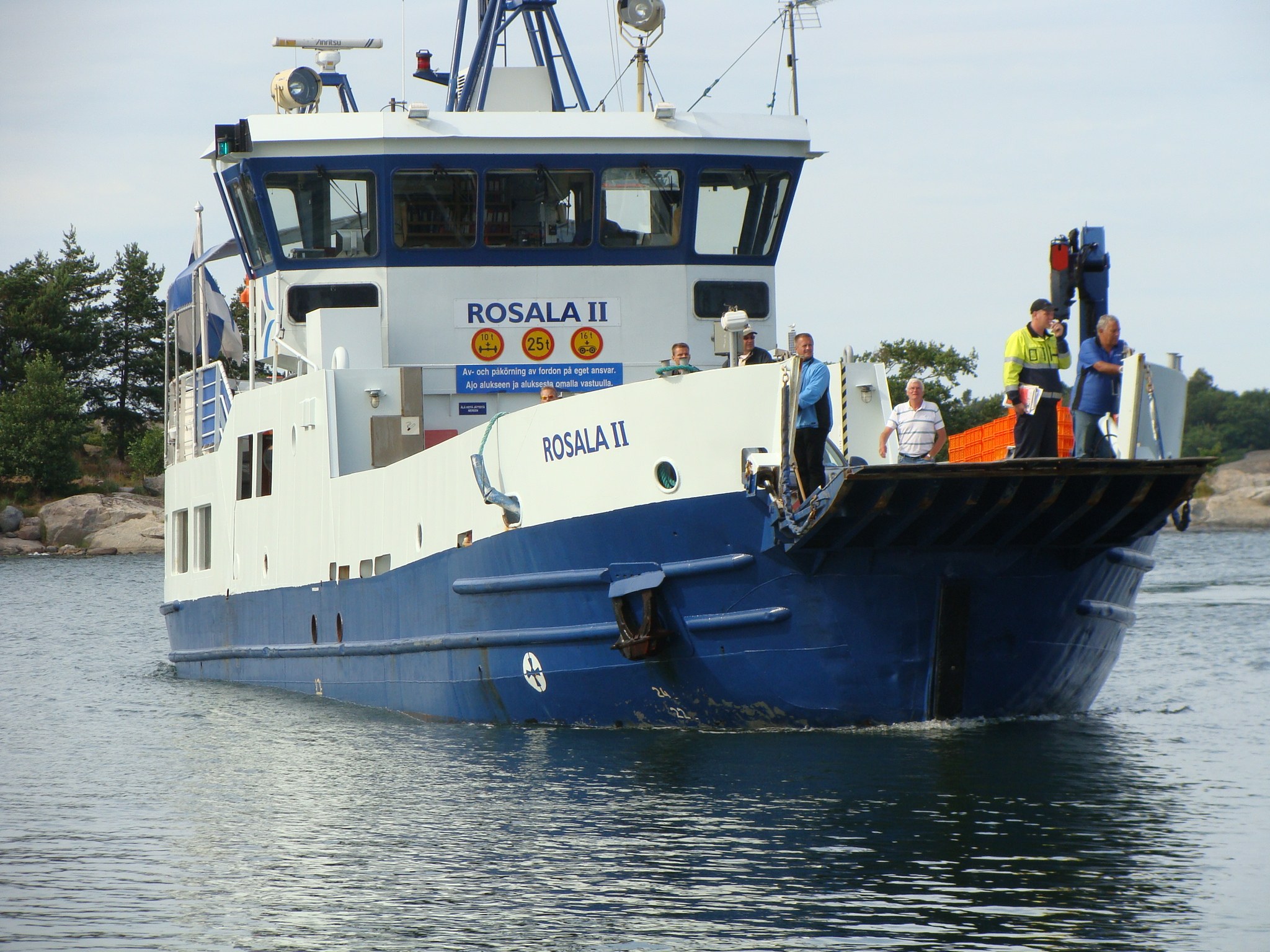 Arkistokuva: Yhteysalus Rosala II lähestyy Tunnhamnin saarta Saaristomerellä heinäkuussa 2009.