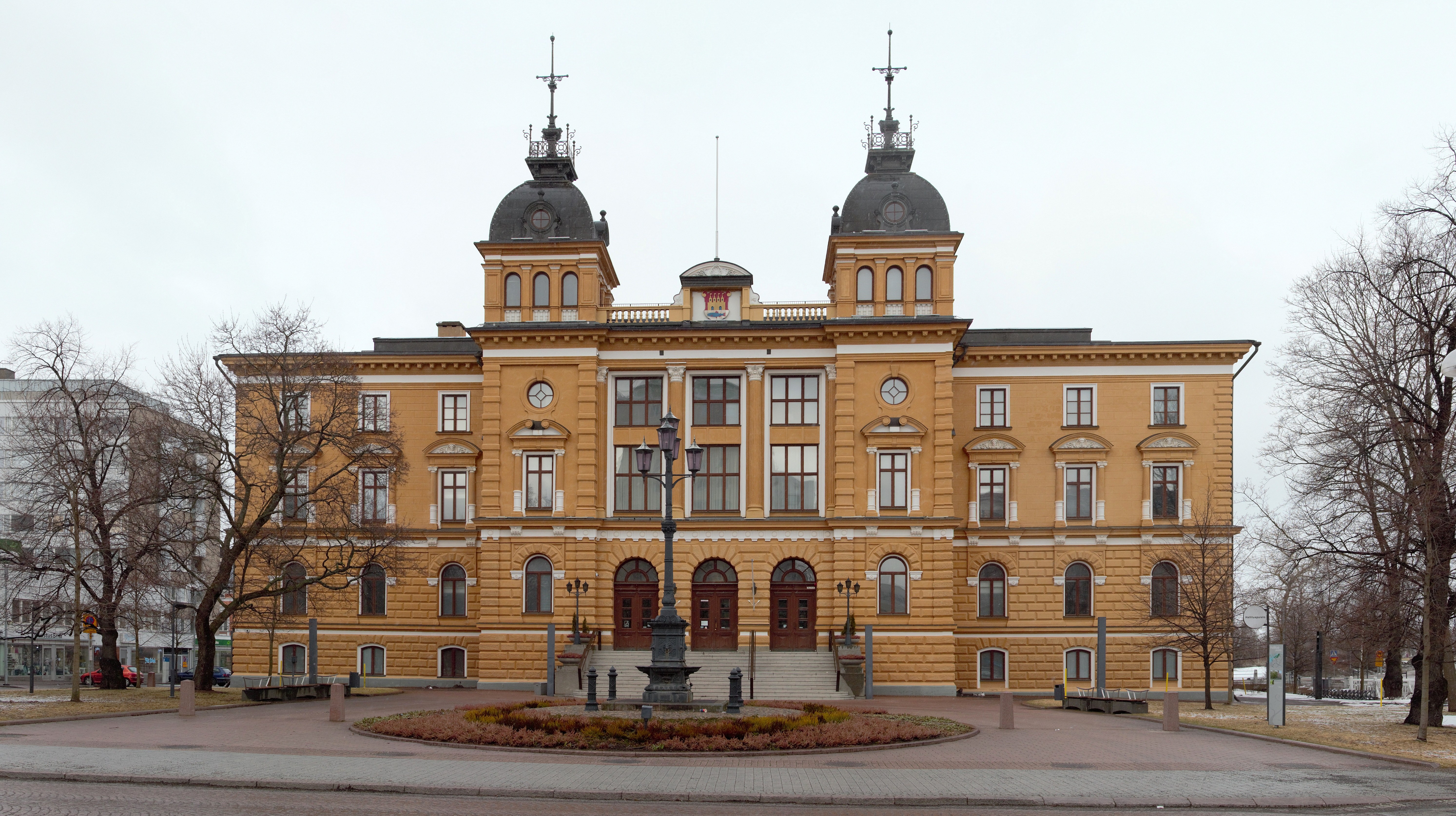 Arkistokuva: Oulun kaupungintalon keltainen julkisivu ja vaaleat koristelistat.