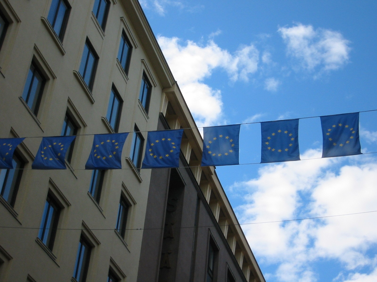 Arkistokuva: Euroopan unionin sinisiä tähtilippuja ripustettuna kadun ylle.
