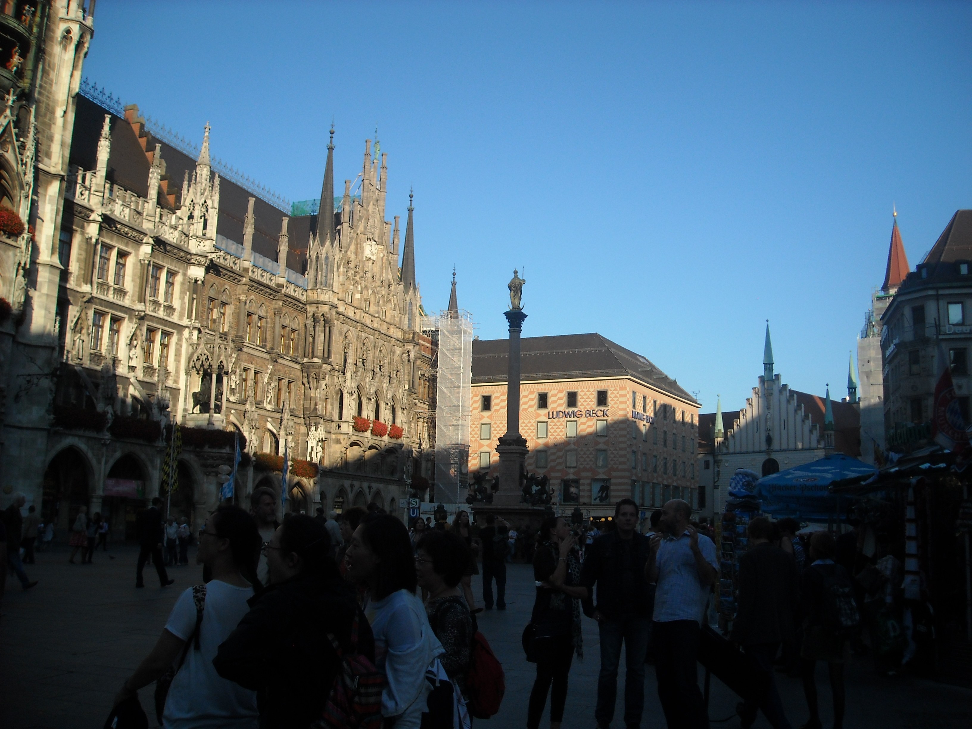 Arkistokuva: Münchenin Marienplatz ja sitä reunustavia historiallisia rakennuksia lokakuussa 2011.
