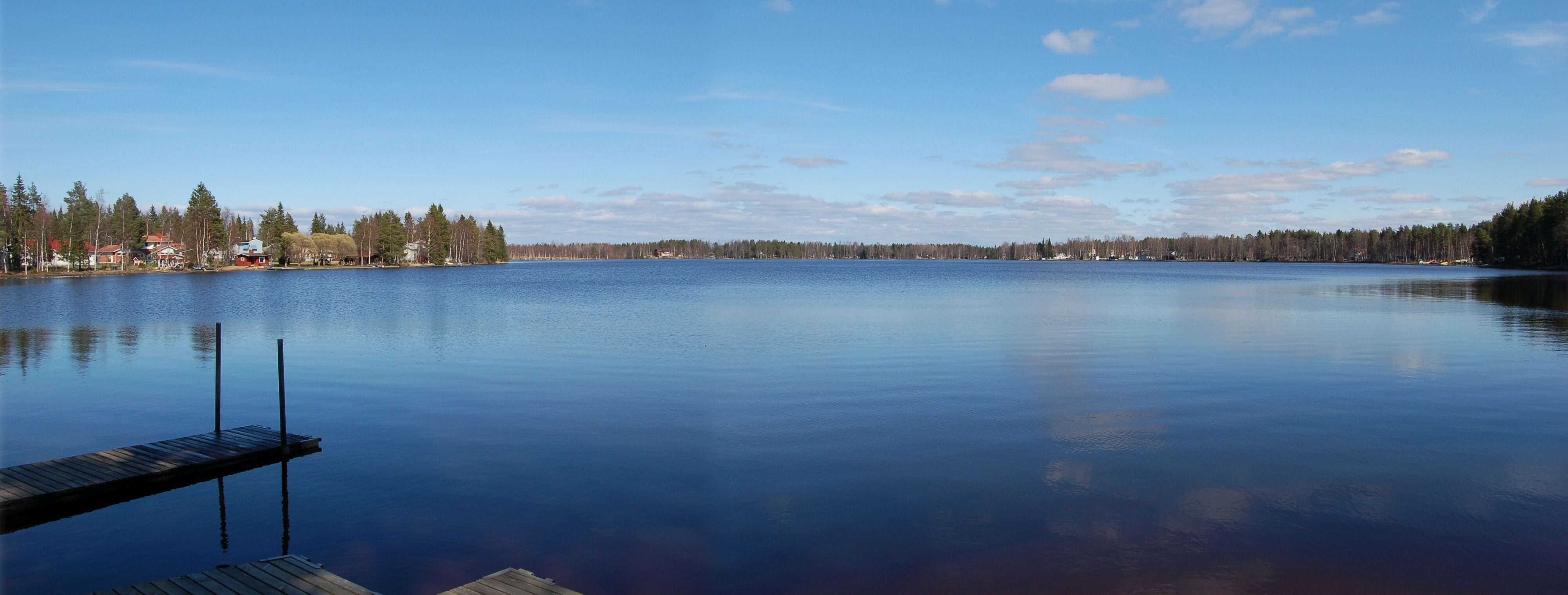 Arkistokuva: Jäälinjärven rantaa ja laituri toukokuussa 2007.