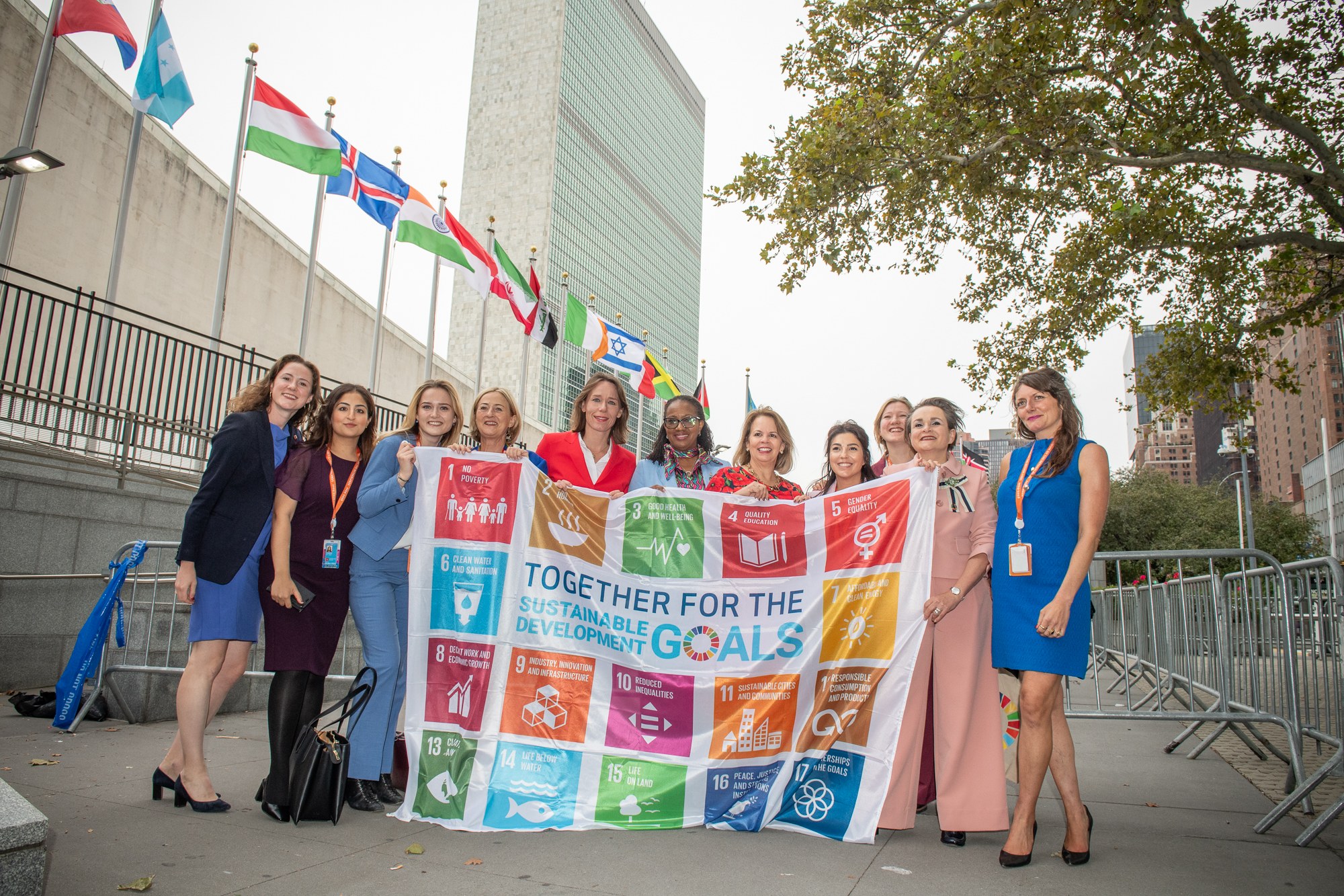 Arkistokuva: Alankomaiden valtuuskunta pitää SDG-lippua New Yorkissa syyskuussa 2023.