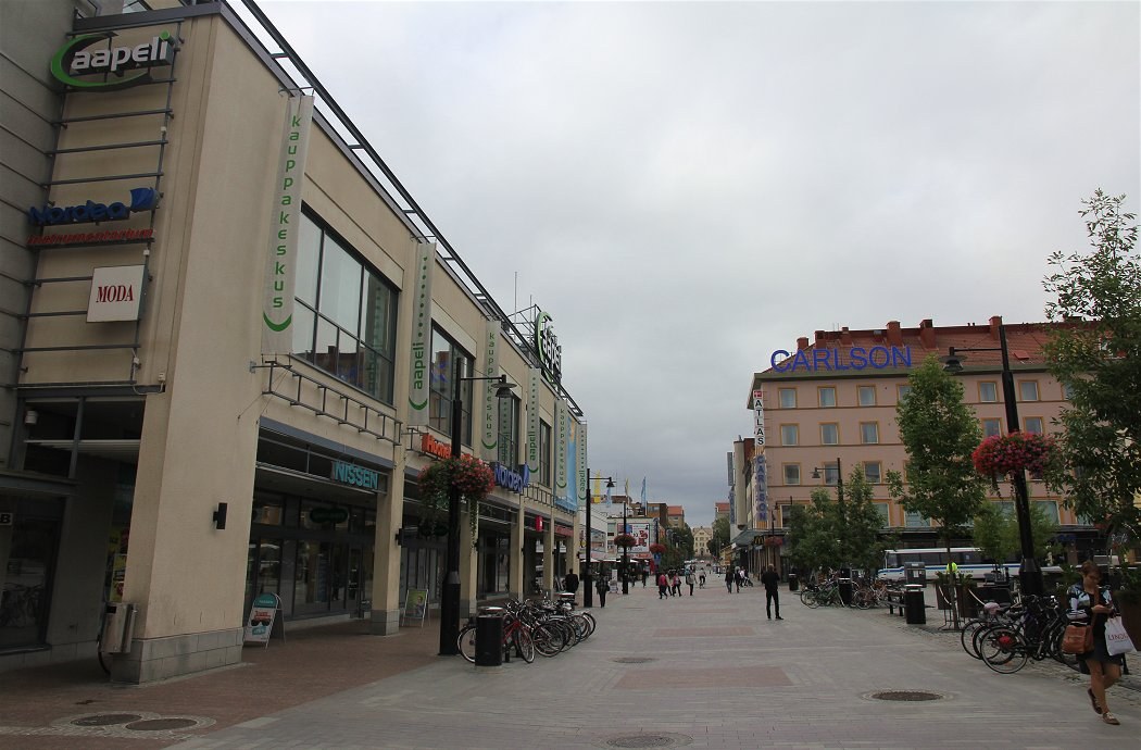Arkistokuva: Kuopion Kauppakadun kävelyaluetta ja liikerakennuksia torin laidalla vuonna 2016.