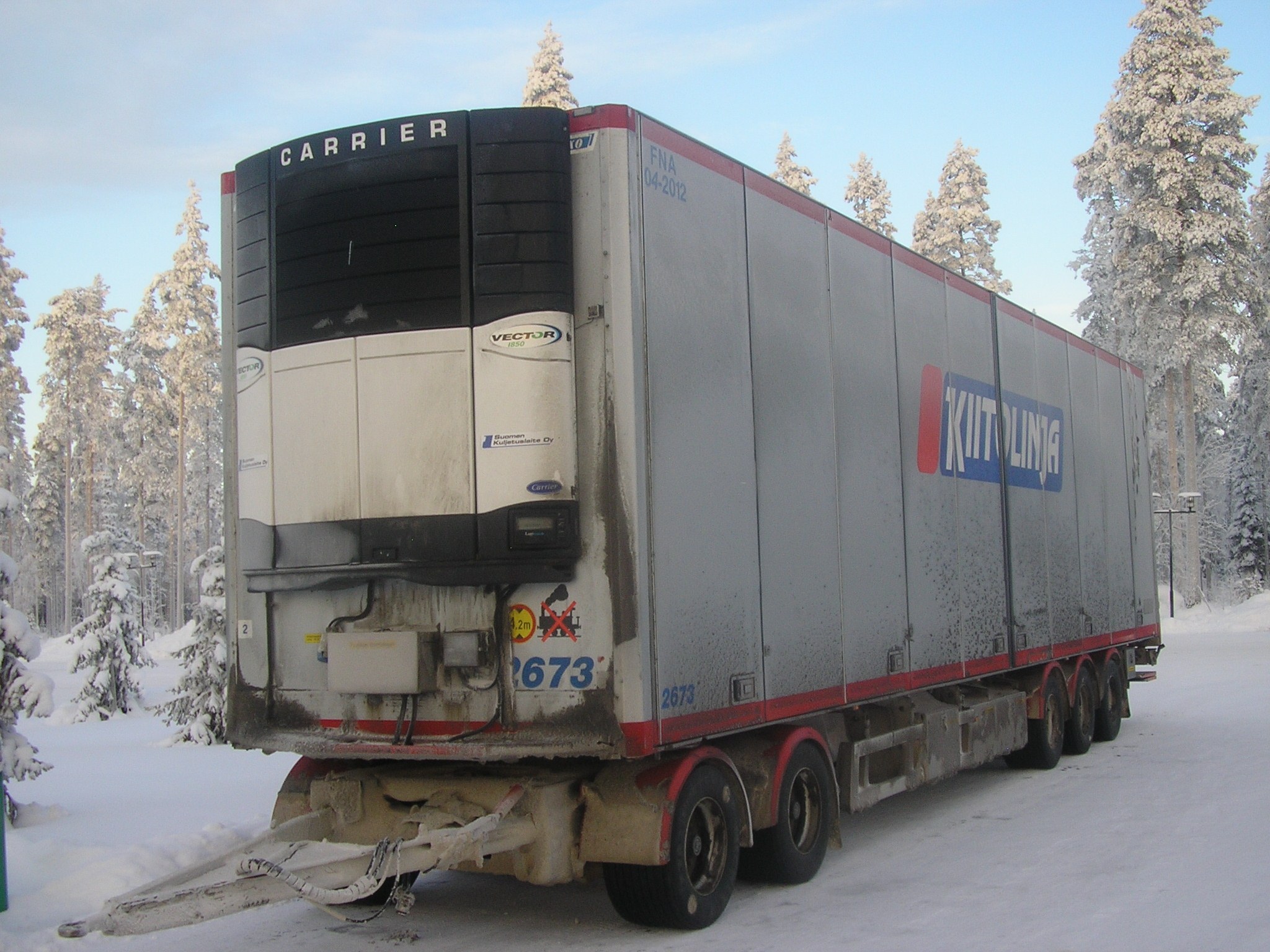 Arkistokuva: Kylmäkuljetusperävaunu talvisella tiellä Pyhäjärvellä tammikuussa 2010.
