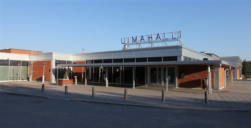 Arkistokuva: Hakunilan uimahallin sisäänkäynti, tiilijulkisivu ja katolla oleva uimahallikyltti vuonna 2013.