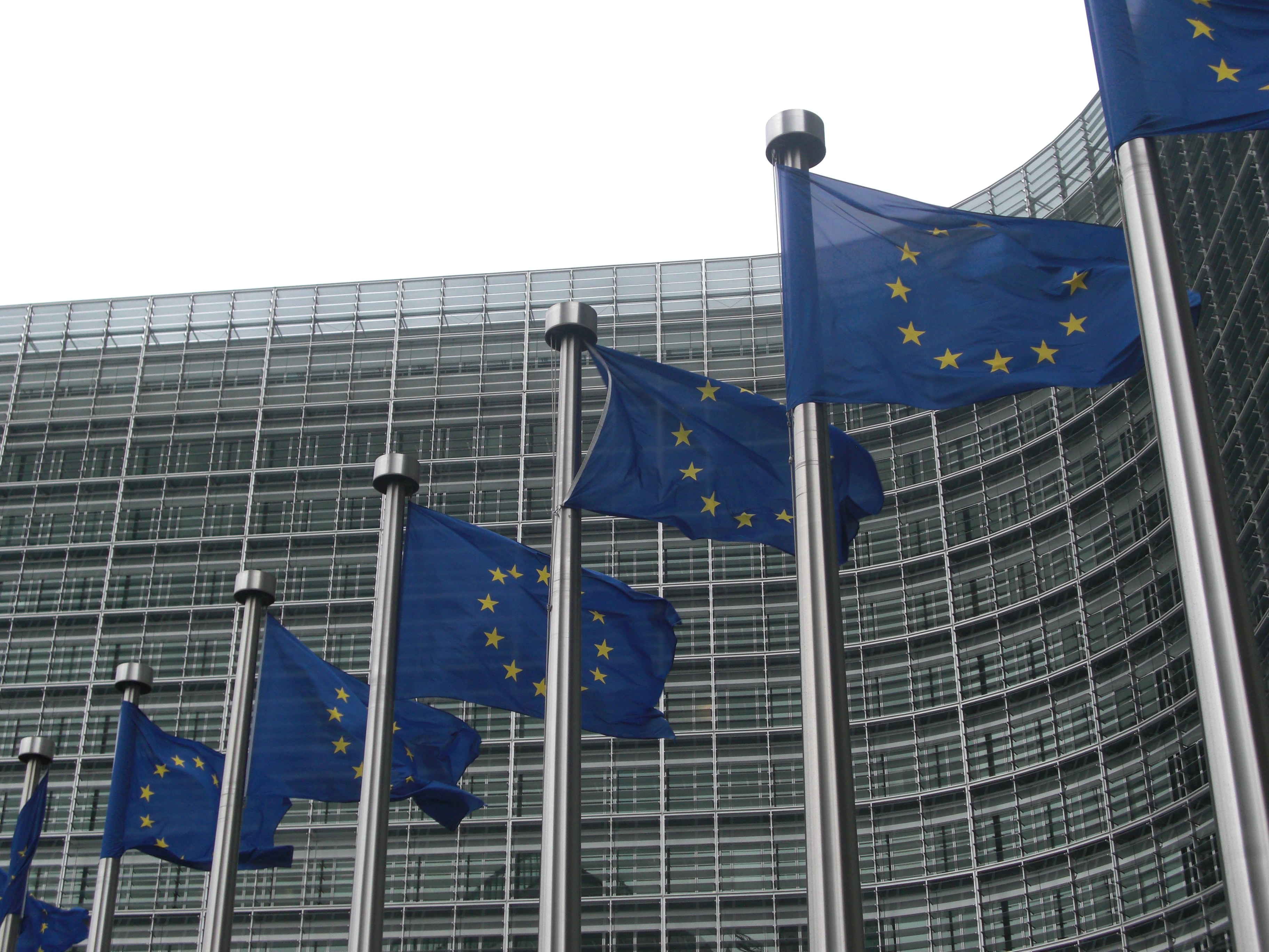 Arkistokuva: Euroopan unionin lippuja komission Berlaymont-rakennuksen edustalla Brysselissä vuonna 2010.