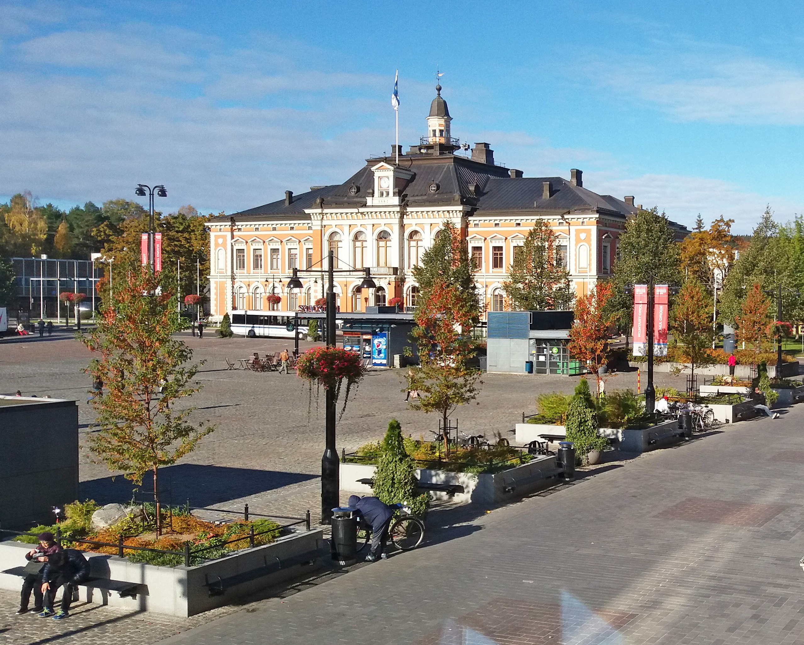 Arkistokuva: Vaalea oranssin ja valkoisen värinen, koristeellinen rakennus tummalla katolla ja kupolilla hallitsee kuvaa, lippu liehuu katolla.