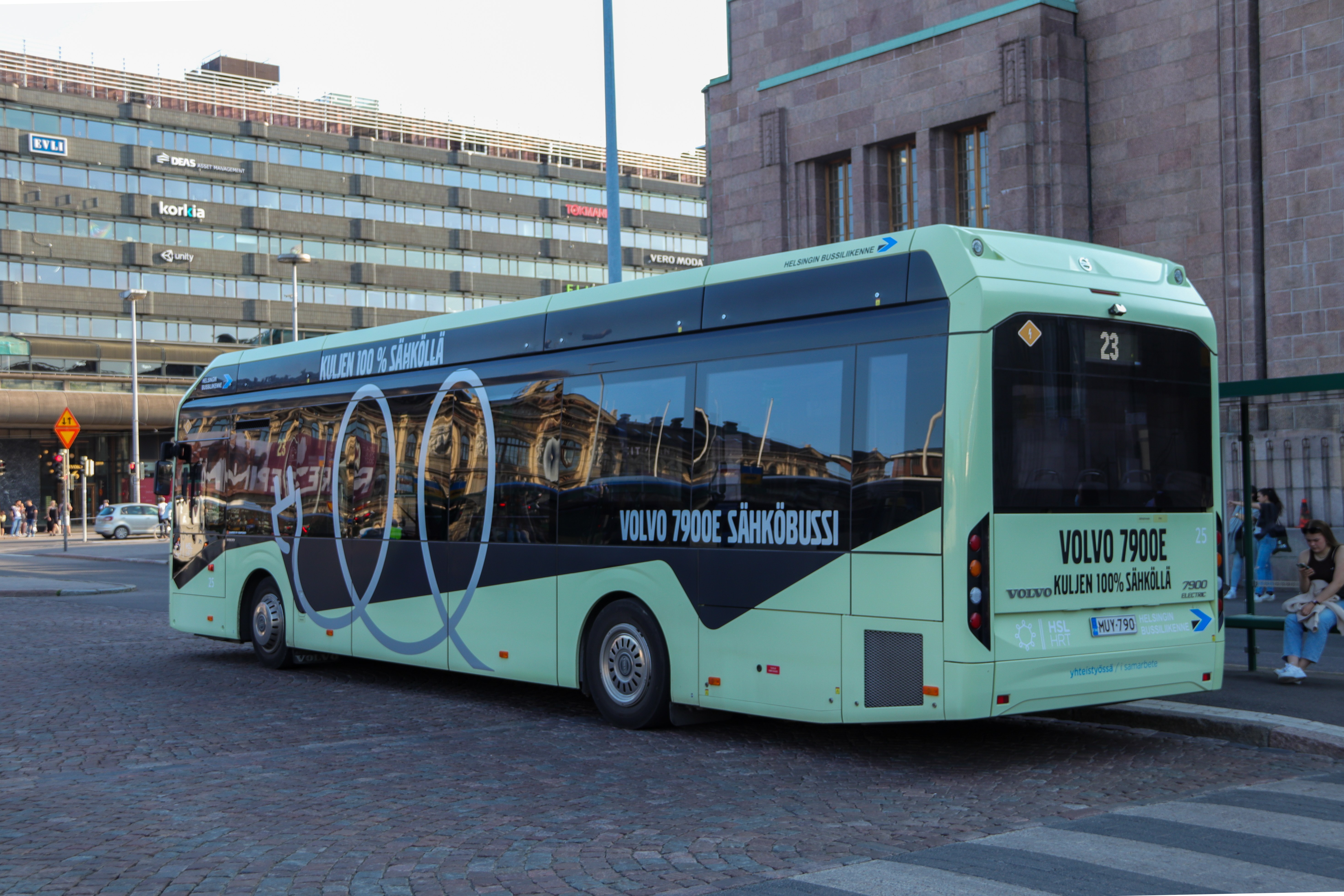 Arkistokuva: Volvo-sähköbussi Helsingin Rautatientorilla heinäkuussa 2021.
