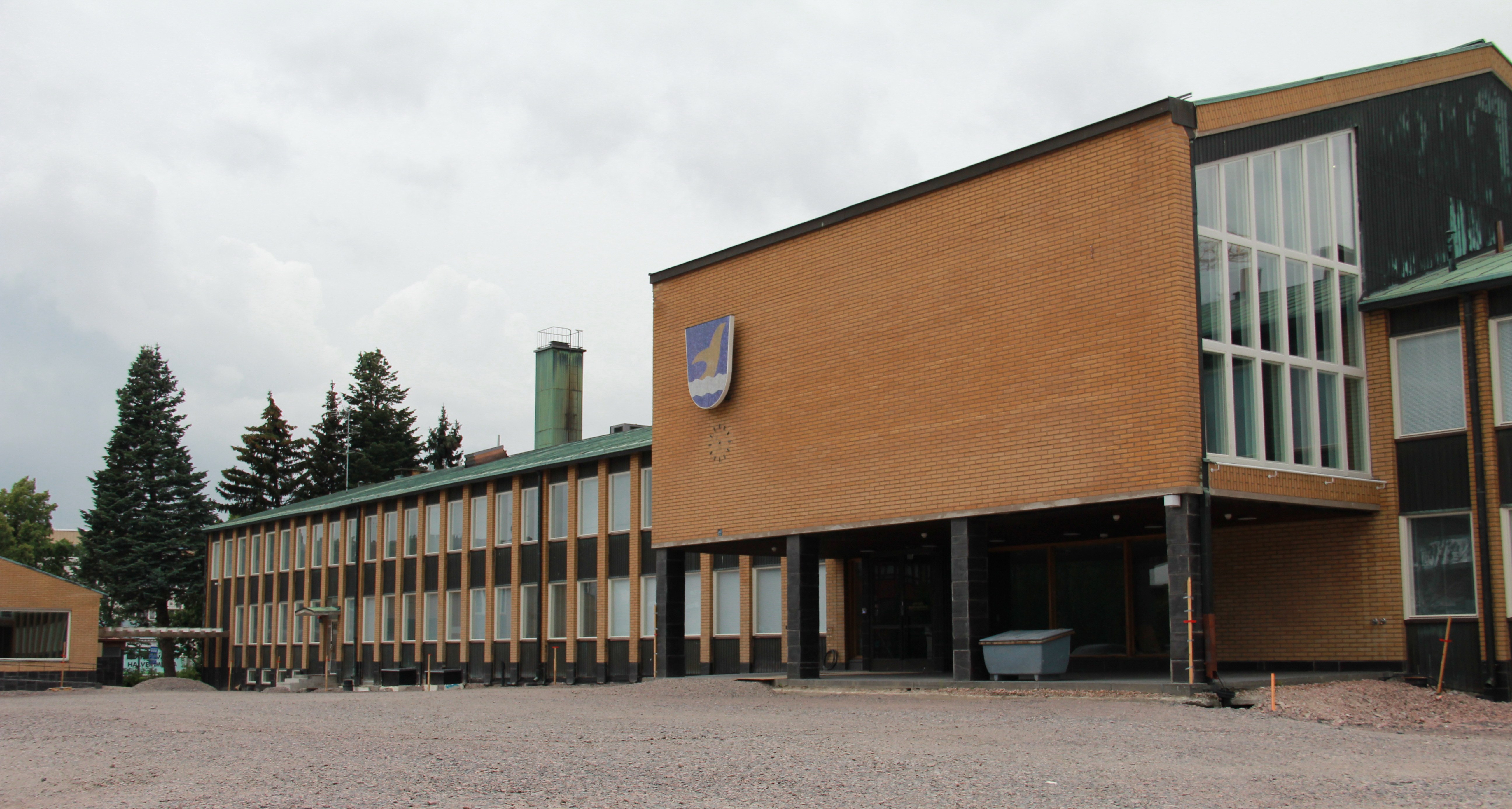 Arkistokuva: Vantaan kaupungintalon tiilijulkisivu ja sen edustan aukio.