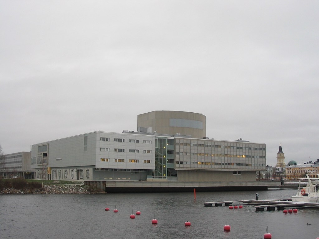 Arkistokuva: Oulun kaupunginteatterin rakennus vesistön toiselta puolelta nähtynä vuonna 2005.